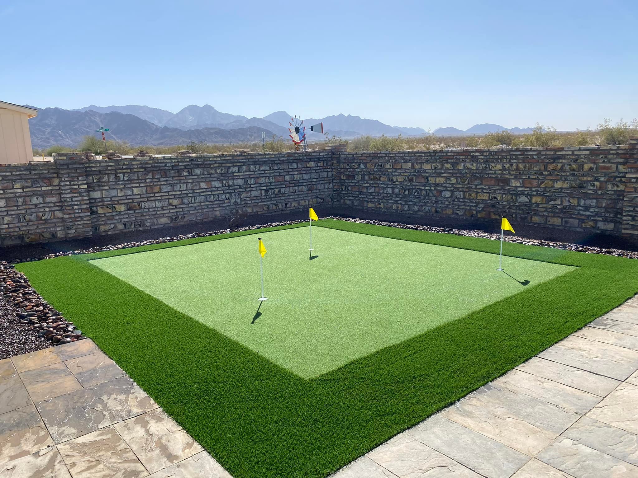 Personal putting green with artificial turf